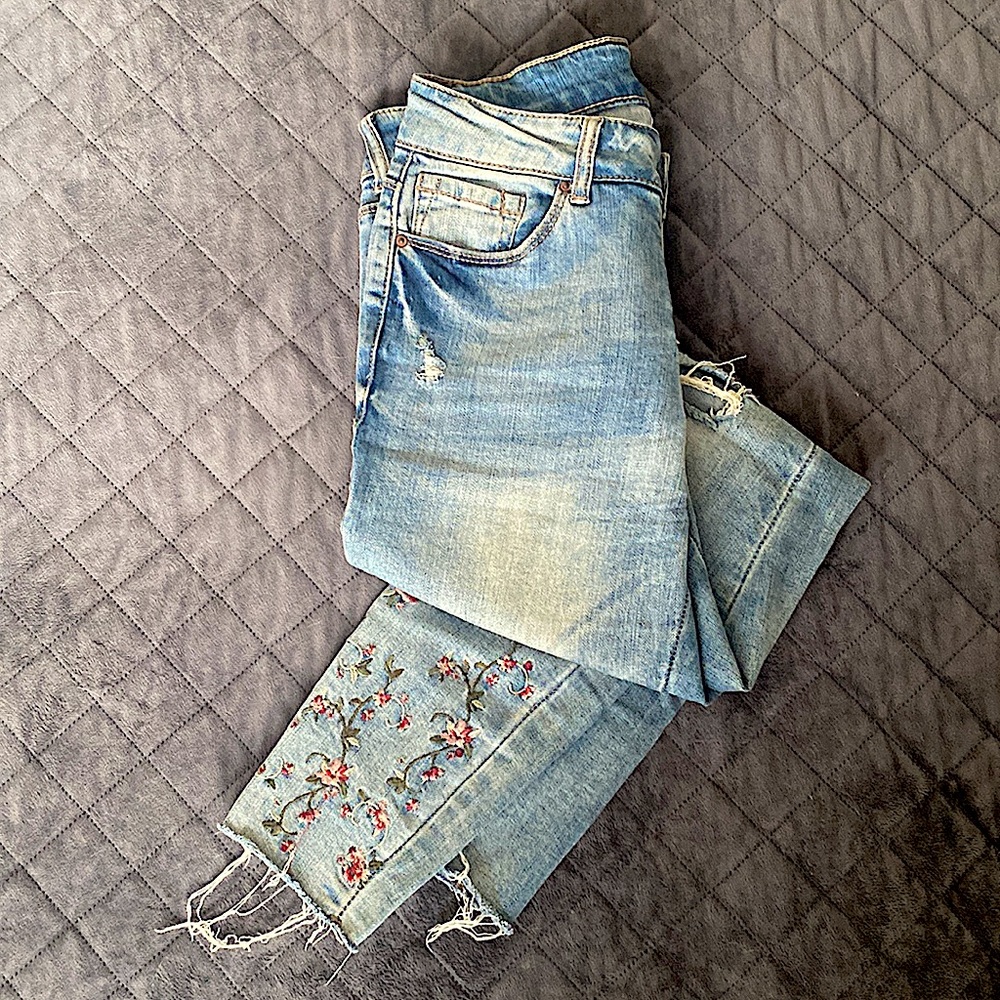 Time and Tru Cropped Floral Embroidered Mid Rise Jeans Women's 4